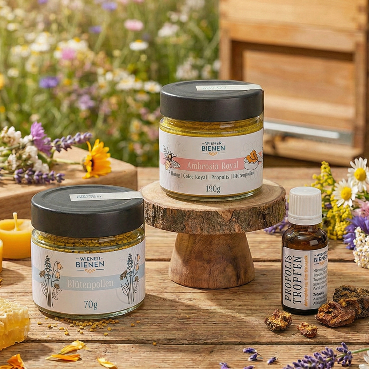 Ein Glas Honig mit Gelee Royal, ein Glas Blütenpollen und ein Fläschchen Propolis