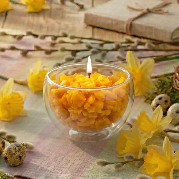 Spielkerze für Ostern befüllt mit Häschen aus Bienenwachs auf Tisch für Ostern dekoriert